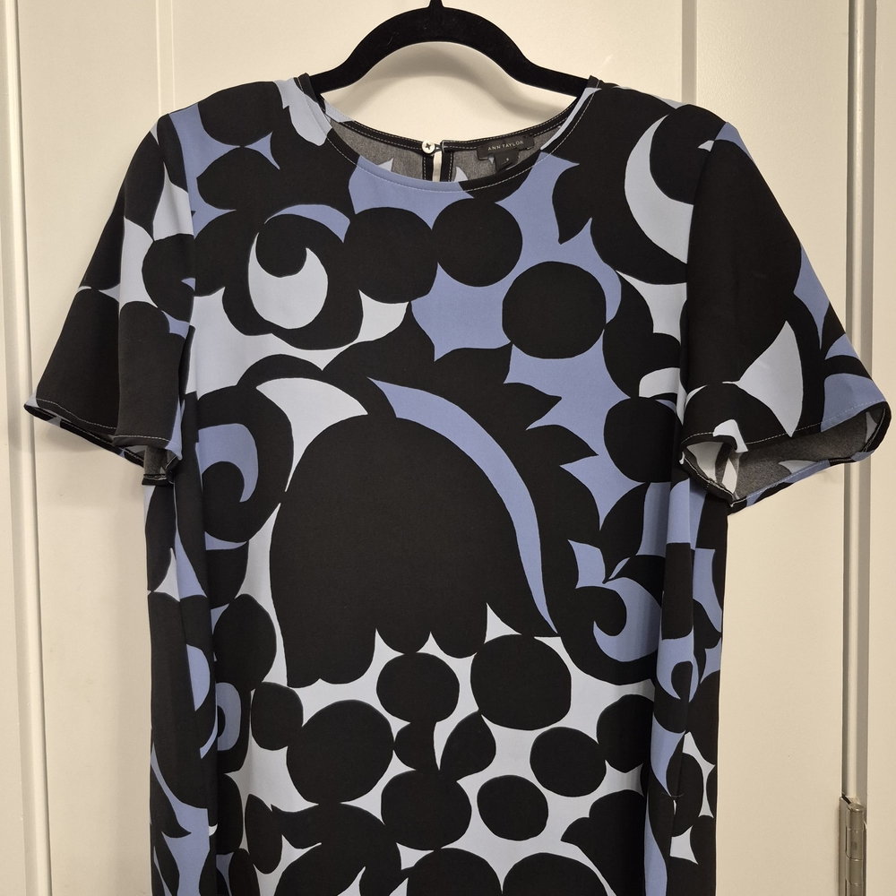 Ann Taylor Short Sleeve Blouse – Modern Abstract Print – Women’s Size S